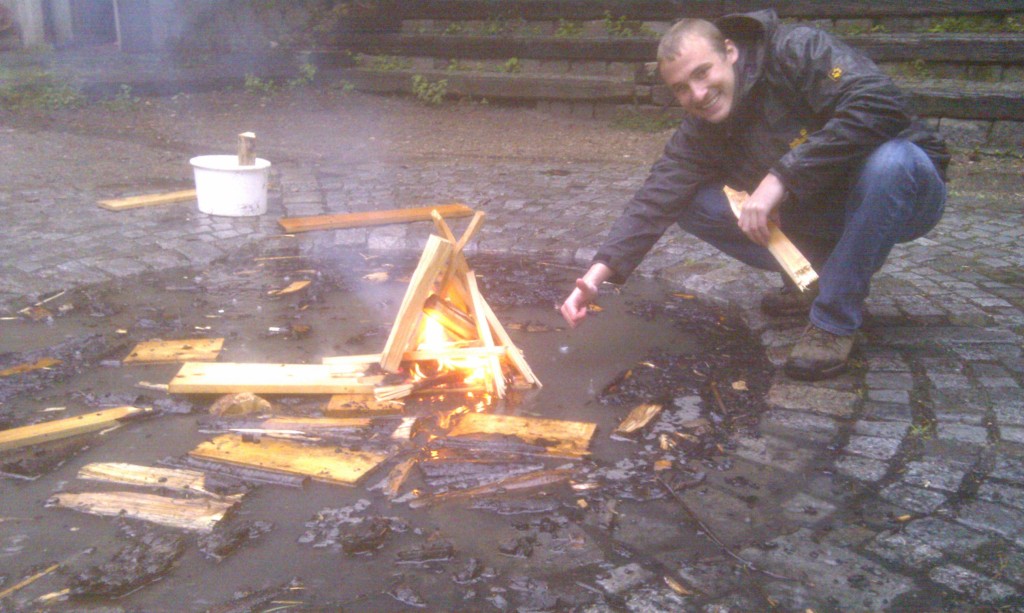 Schwimmendes Feuer im Regen mit David